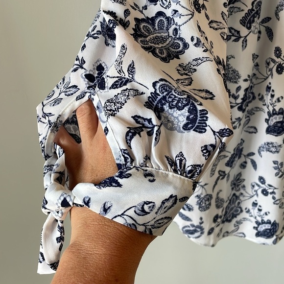 Fortune & Ivy, navy and white floral print off-shoulder (with straps) blouse, Sm - Picture 5 of 6